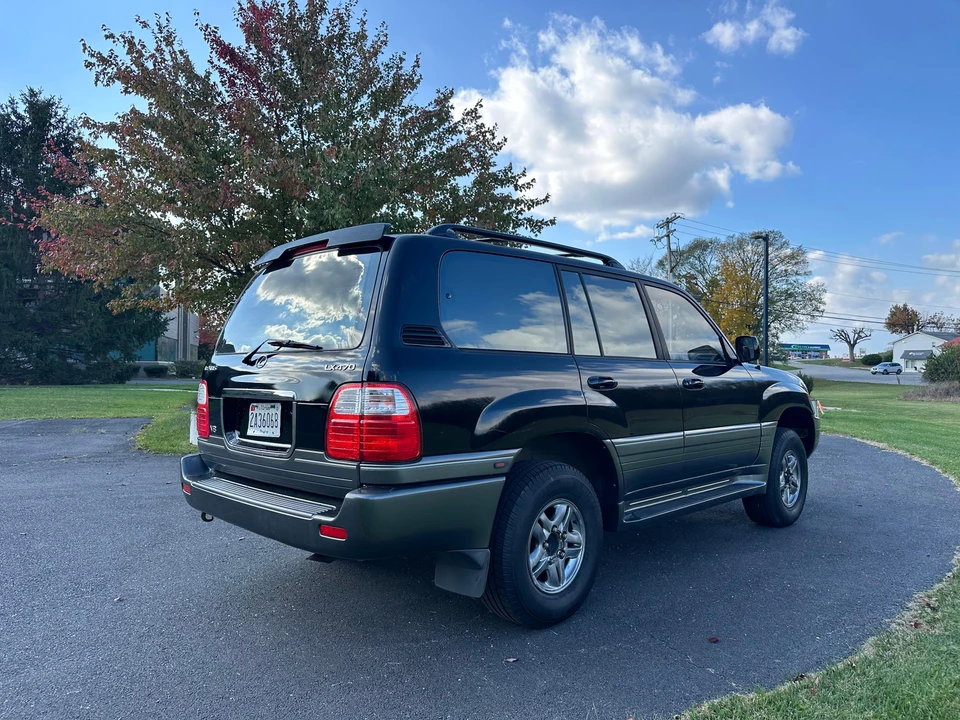 2001 Lexus LX 2nd Gen - Image 19 of 31