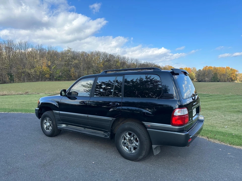 2001 Lexus LX 2nd Gen - Image 16 of 31