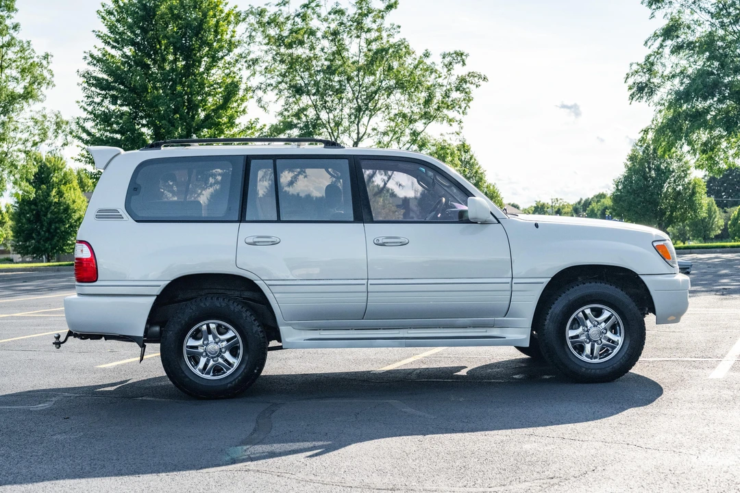 2001 Lexus LX 2nd Gen - Image 6 of 31