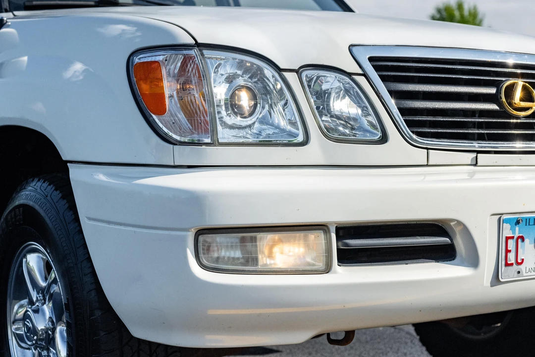 2001 Lexus LX 2nd Gen - Image 10 of 31