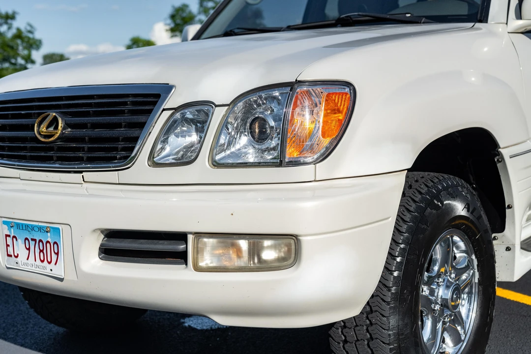 2001 Lexus LX 2nd Gen - Image 11 of 31