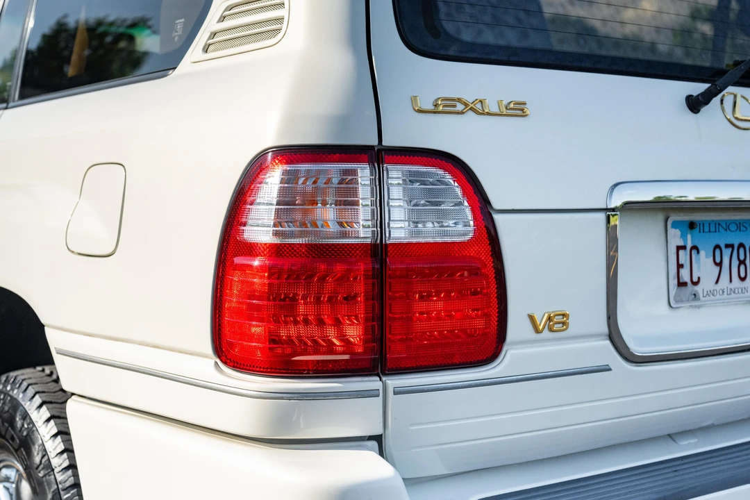 2001 Lexus LX 2nd Gen - Image 17 of 31