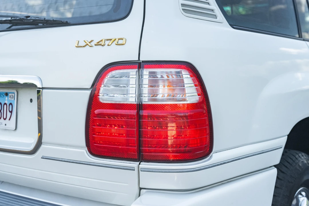 2001 Lexus LX 2nd Gen - Image 18 of 31
