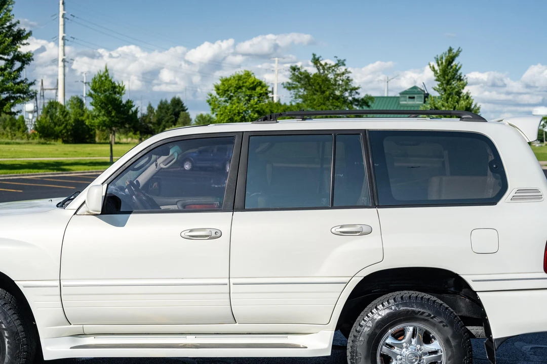 2001 Lexus LX 2nd Gen - Image 25 of 31