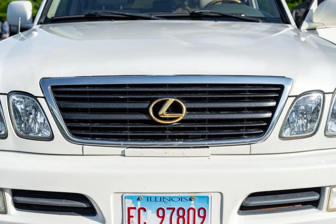 2001 Lexus LX 2nd Gen - Image 12 of 31