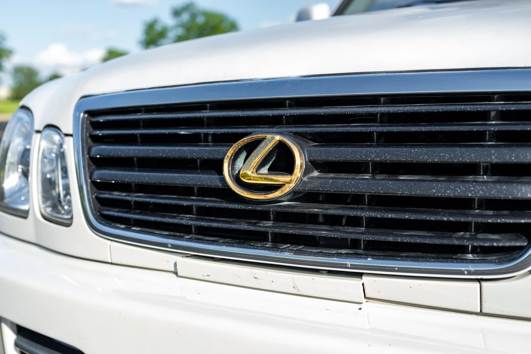 2001 Lexus LX 2nd Gen - Image 13 of 31