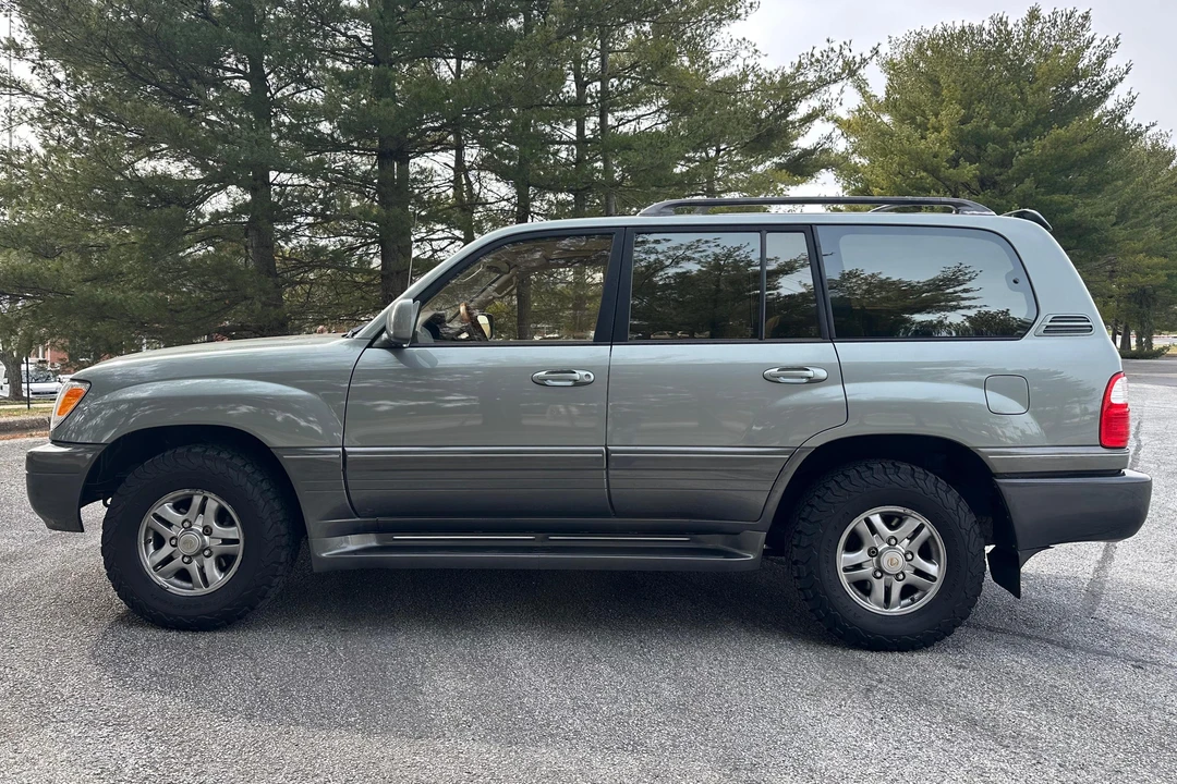 2001 Lexus LX 2nd Gen - Image 3 of 31