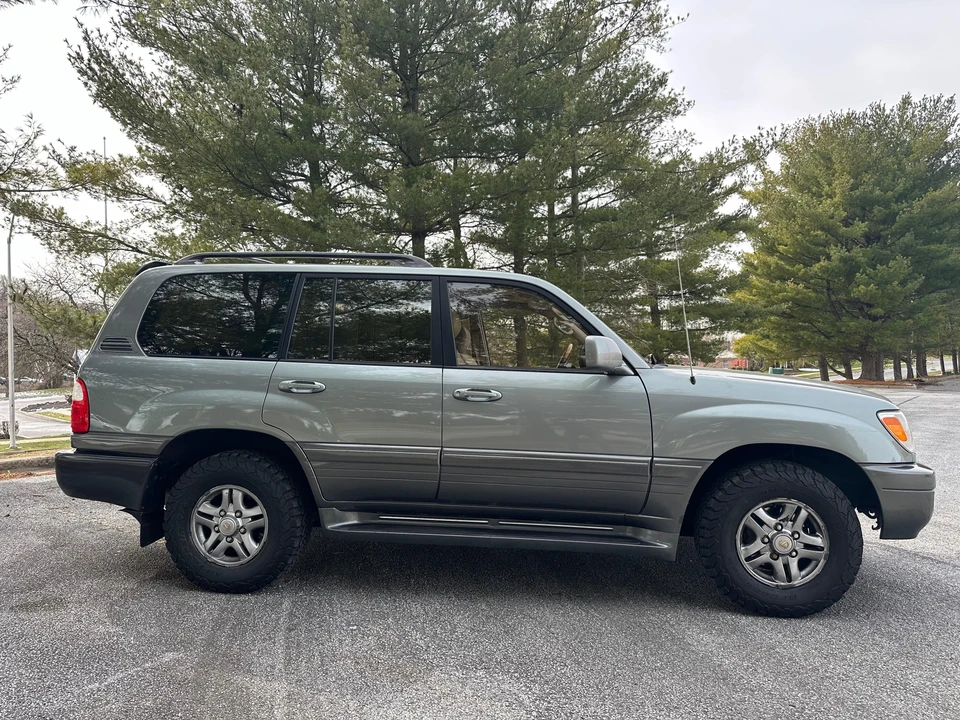 2001 Lexus LX 2nd Gen - Image 29 of 31