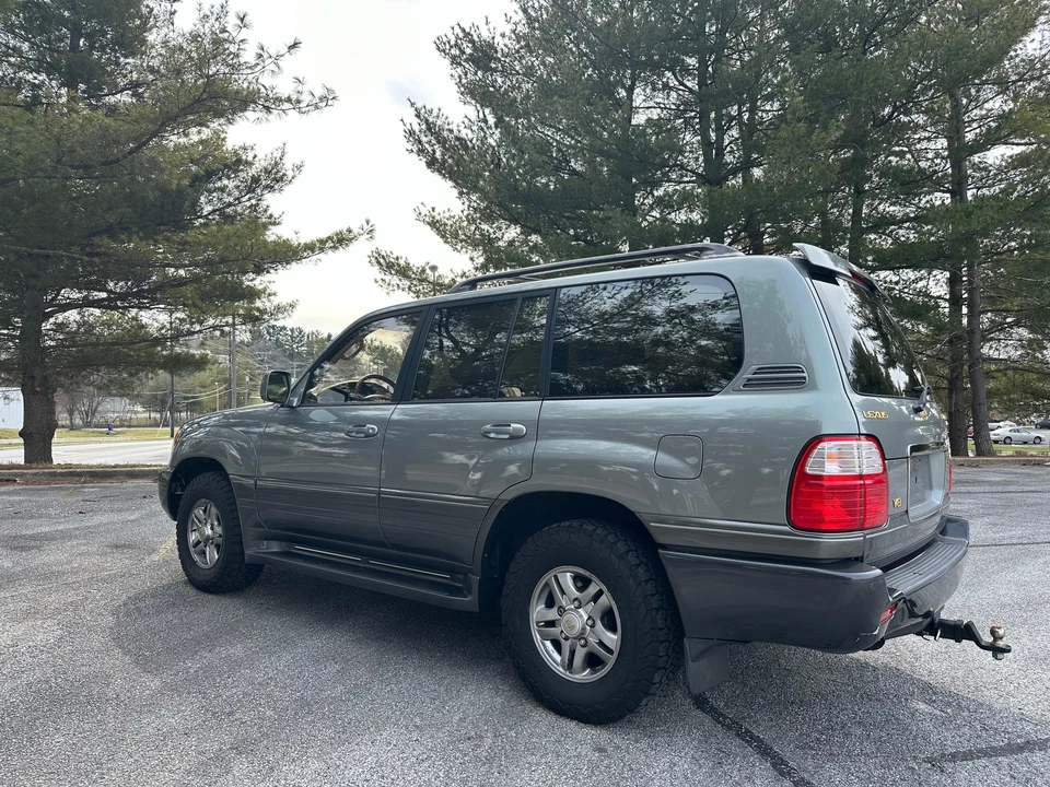 2001 Lexus LX 2nd Gen - Image 16 of 31