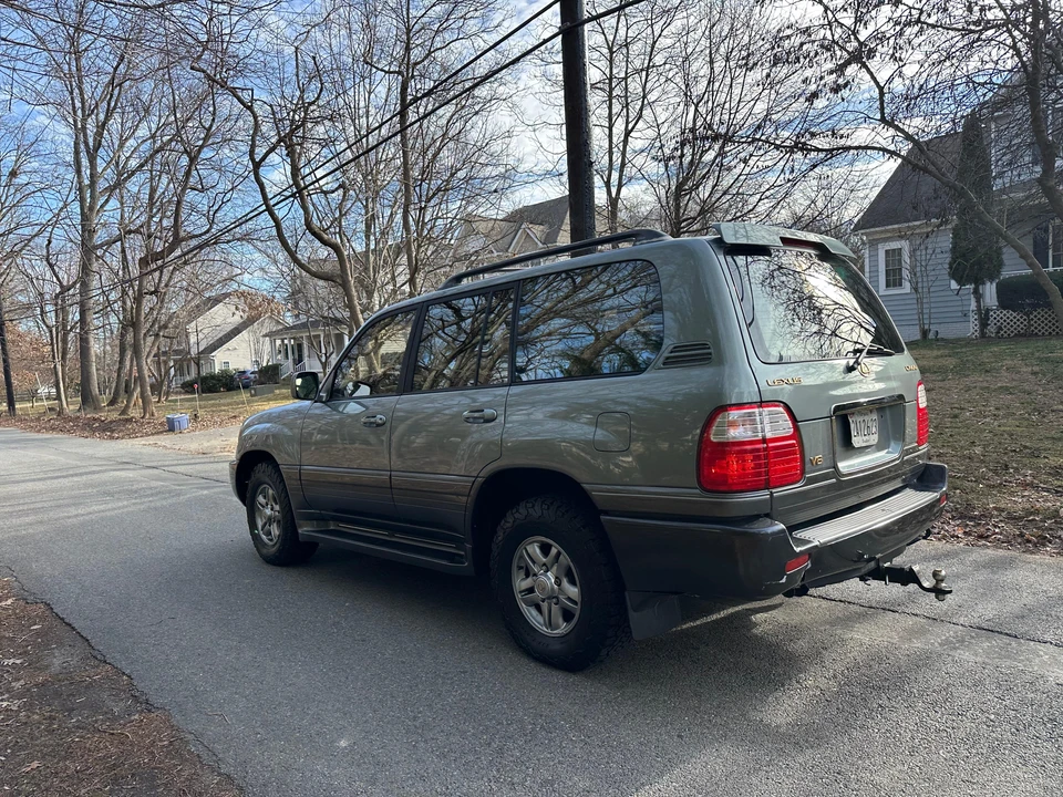 2001 Lexus LX 2nd Gen - Image 17 of 31