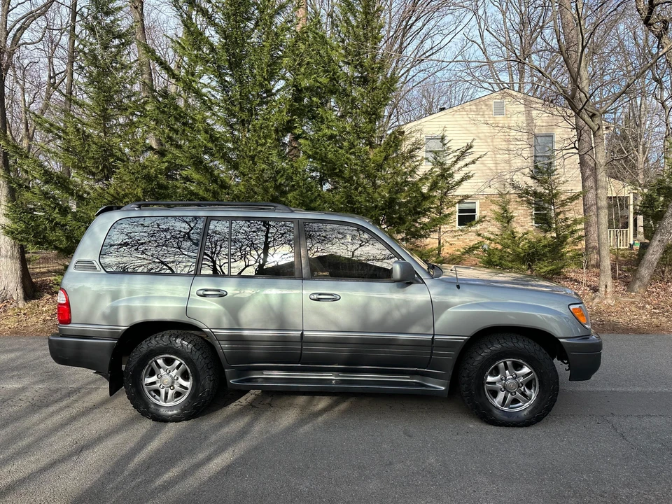 2001 Lexus LX 2nd Gen - Image 28 of 31