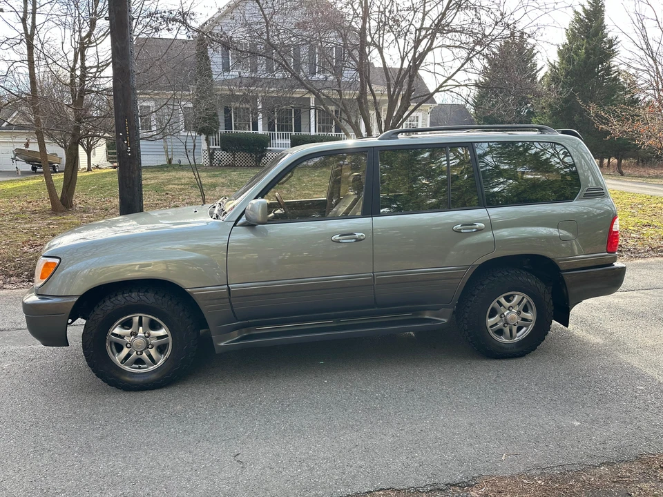 2001 Lexus LX 2nd Gen - Image 15 of 31