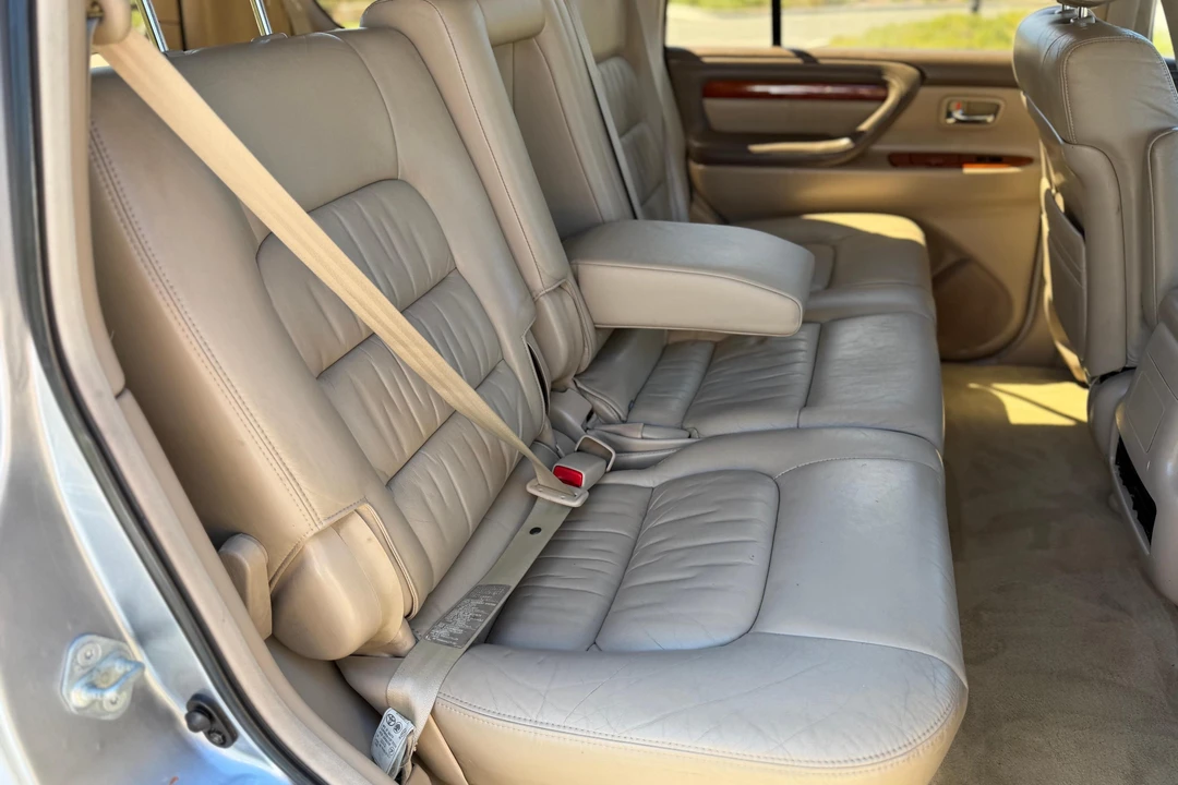 2001 Lexus LX 2nd Gen - Image 22 of 31