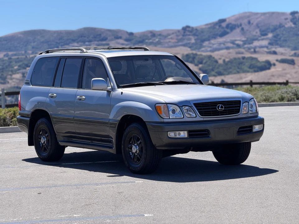 2001 Lexus LX 2nd Gen - Image 11 of 31