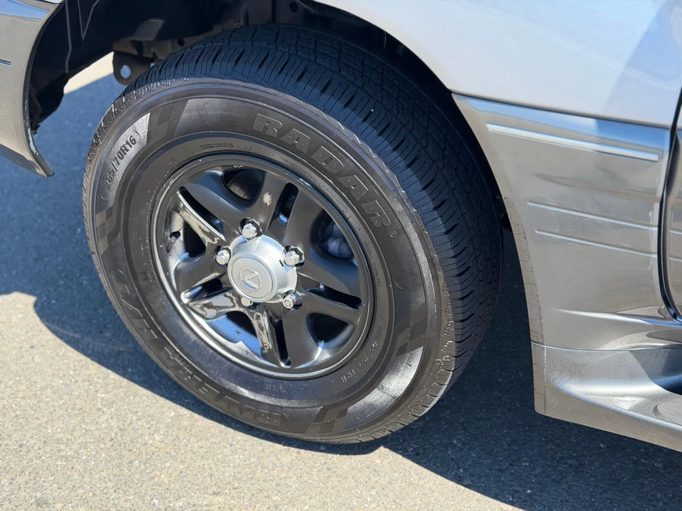 2001 Lexus LX 2nd Gen - Image 16 of 31