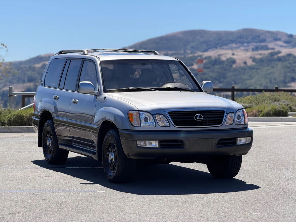 2001 Lexus LX 2nd Gen - Image 12 of 31
