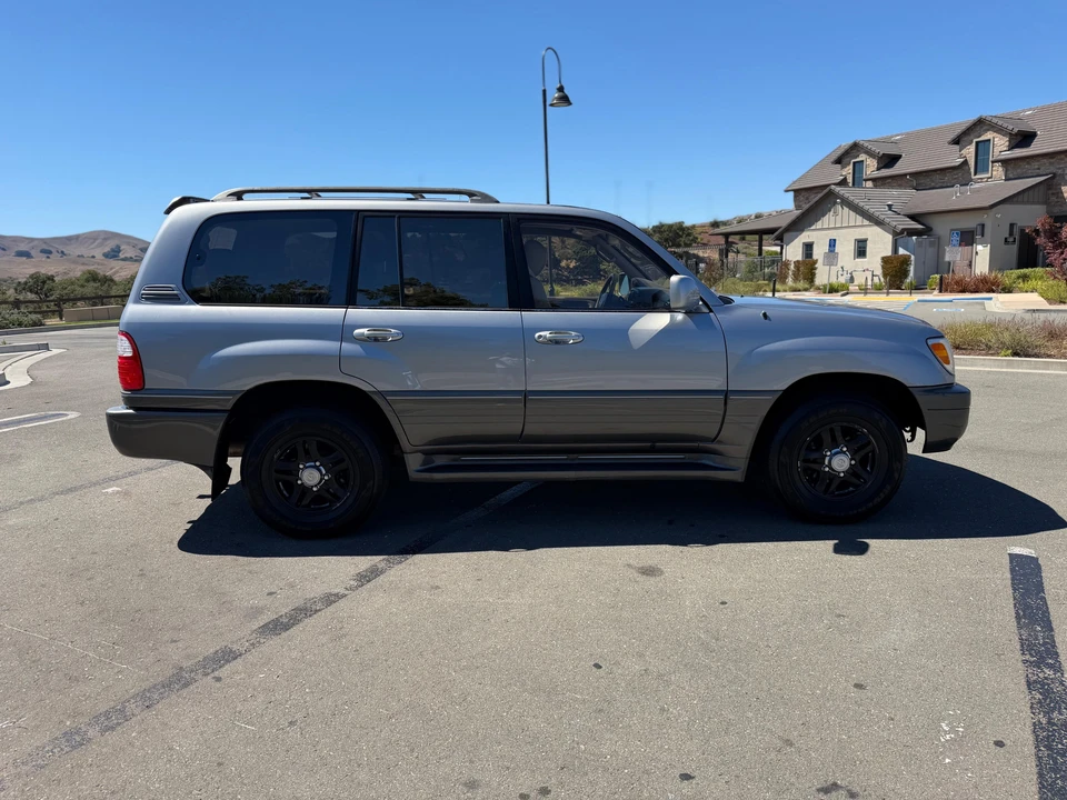 2001 Lexus LX 2nd Gen - Image 10 of 31