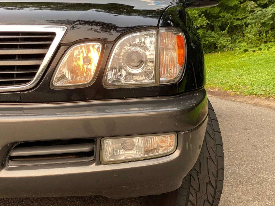 2001 Lexus LX 2nd Gen - Image 16 of 31