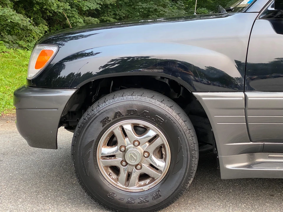 2001 Lexus LX 2nd Gen - Image 19 of 31