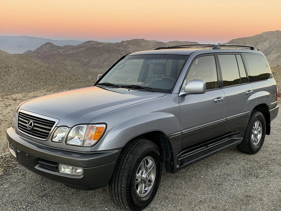 2001 Lexus LX 2nd Gen - Image 17 of 31