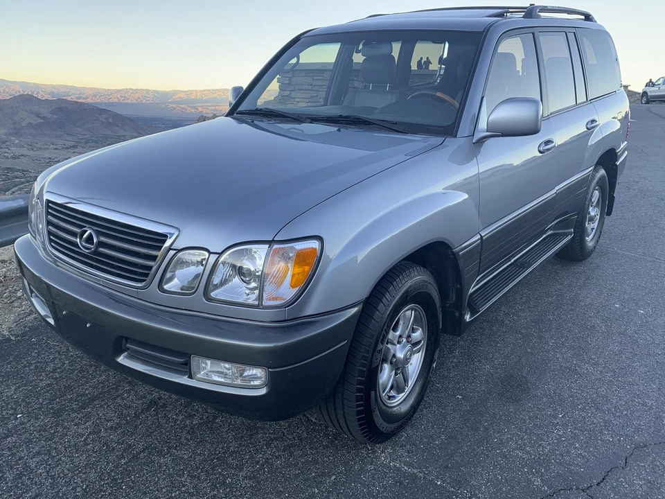 2001 Lexus LX 2nd Gen - Image 10 of 31