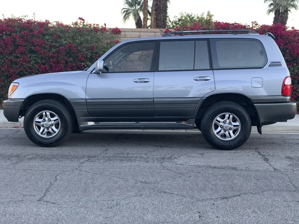 2001 Lexus LX 2nd Gen - Image 29 of 31