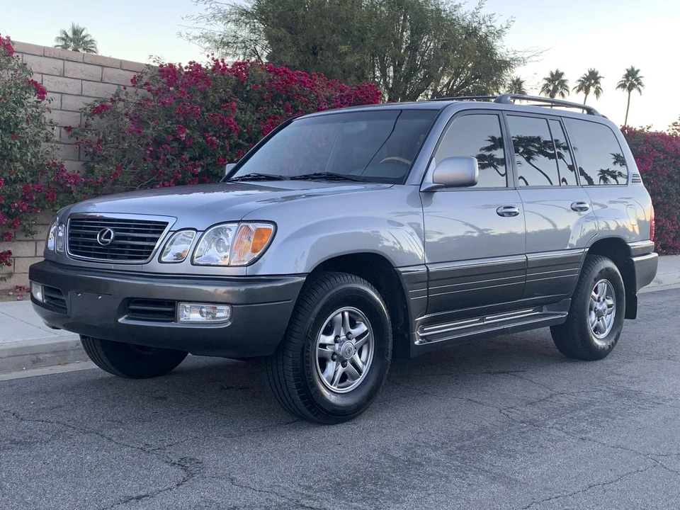 2001 Lexus LX 2nd Gen - Image 14 of 31