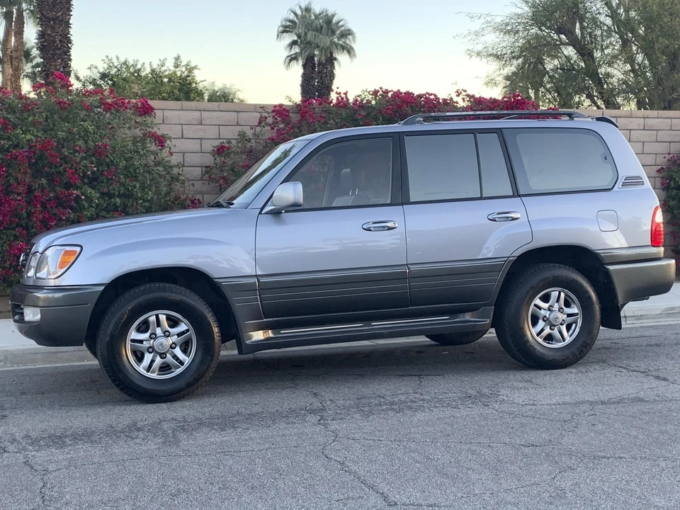 2001 Lexus LX 2nd Gen - Image 27 of 31