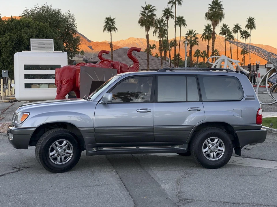 2001 Lexus LX 2nd Gen - Image 28 of 31