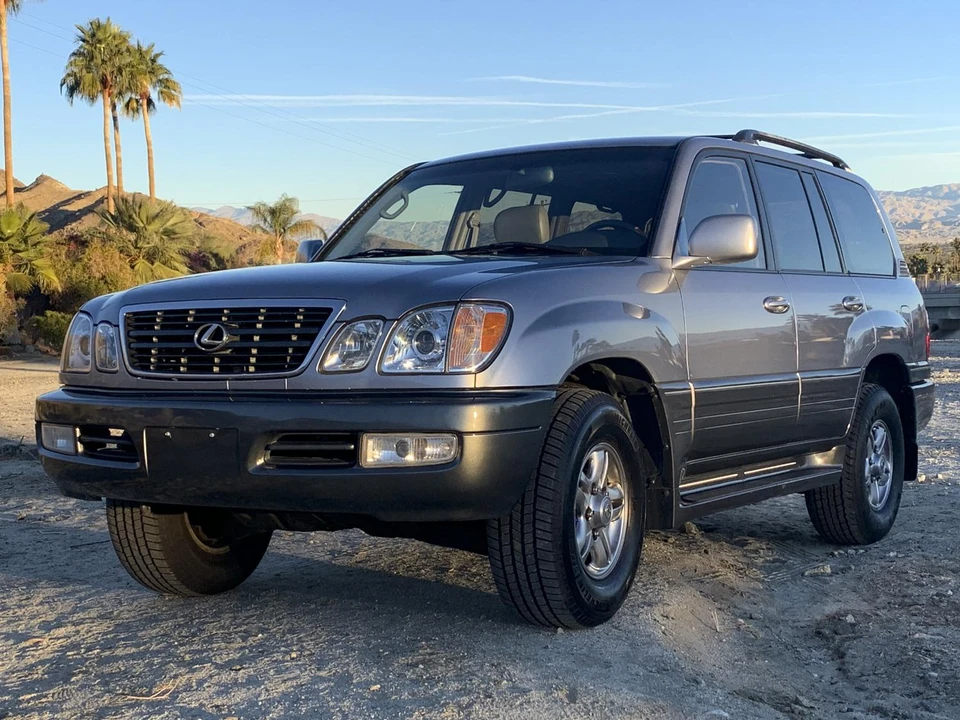 2001 Lexus LX 2nd Gen - Image 11 of 31