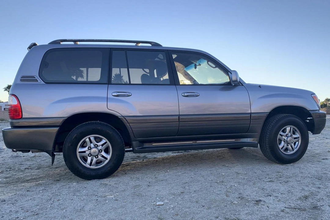 2001 Lexus LX 2nd Gen - Image 3 of 31