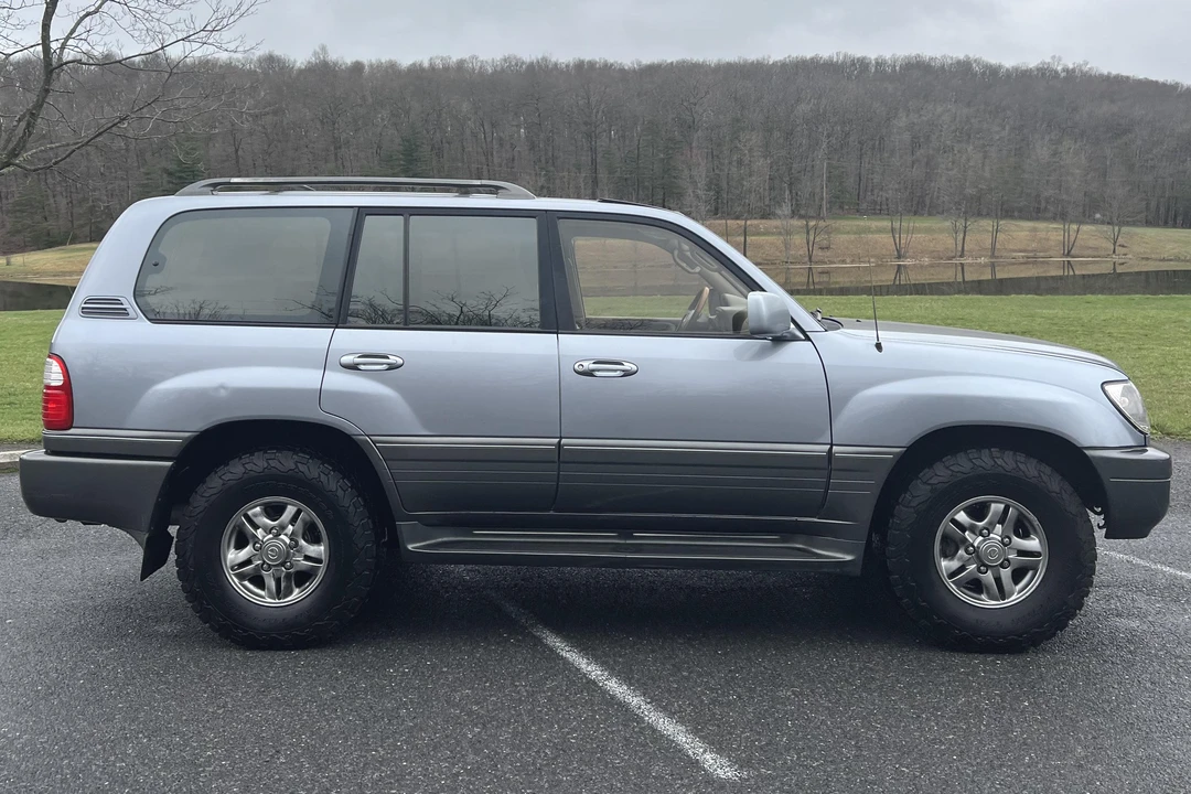 2001 Lexus LX 2nd Gen - Image 3 of 31