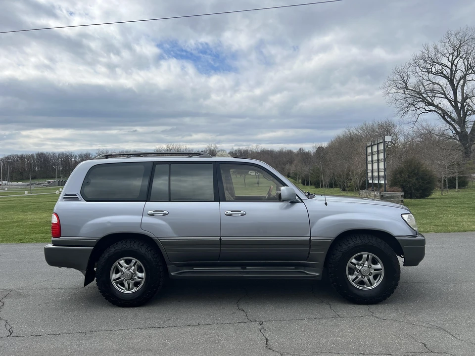 2001 Lexus LX 2nd Gen - Image 21 of 31