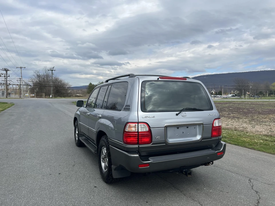 2001 Lexus LX 2nd Gen - Image 18 of 31