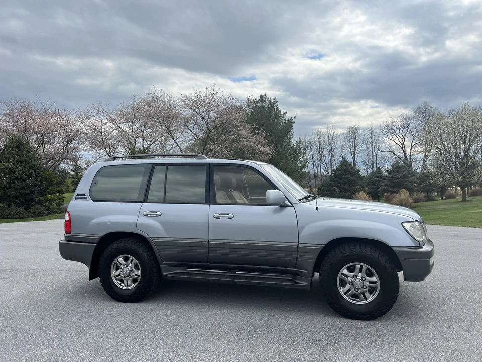 2001 Lexus LX 2nd Gen - Image 22 of 31