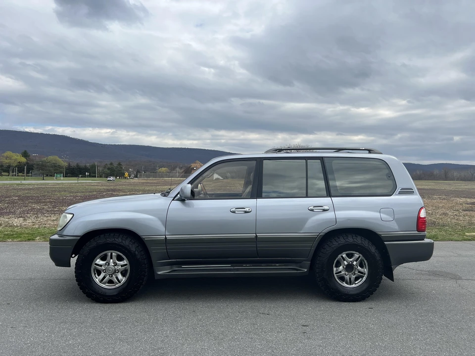2001 Lexus LX 2nd Gen - Image 17 of 31