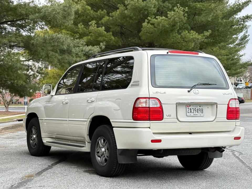 2001 Lexus LX 2nd Gen - Image 11 of 31