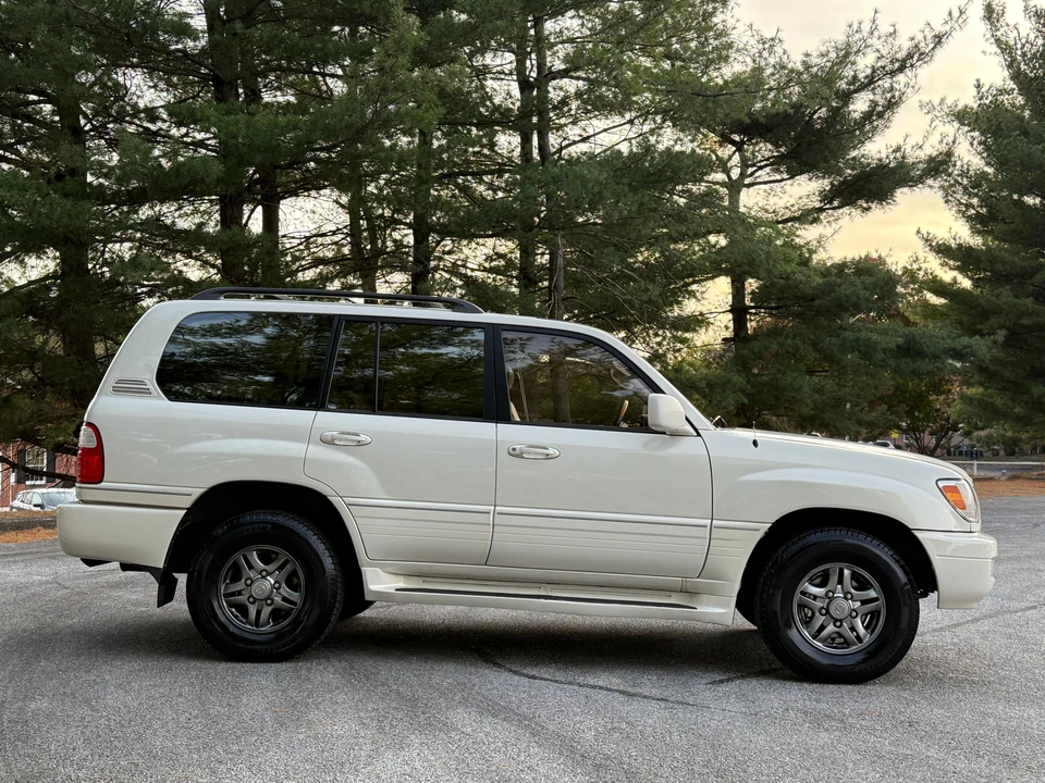 2001 Lexus LX 2nd Gen - Image 15 of 31
