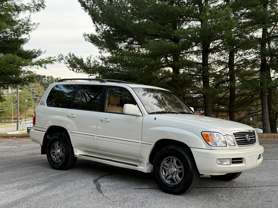 2001 Lexus LX 2nd Gen - Image 17 of 31