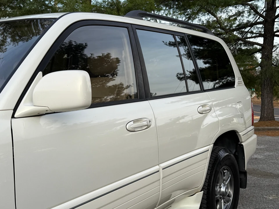 2001 Lexus LX 2nd Gen - Image 29 of 31