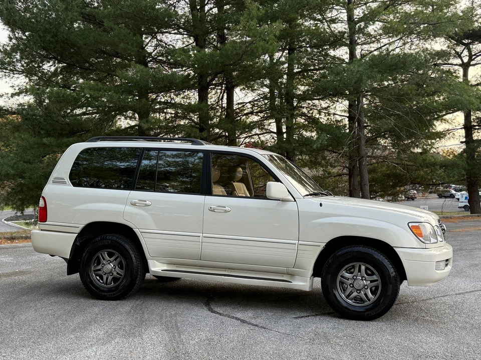 2001 Lexus LX 2nd Gen - Image 16 of 31