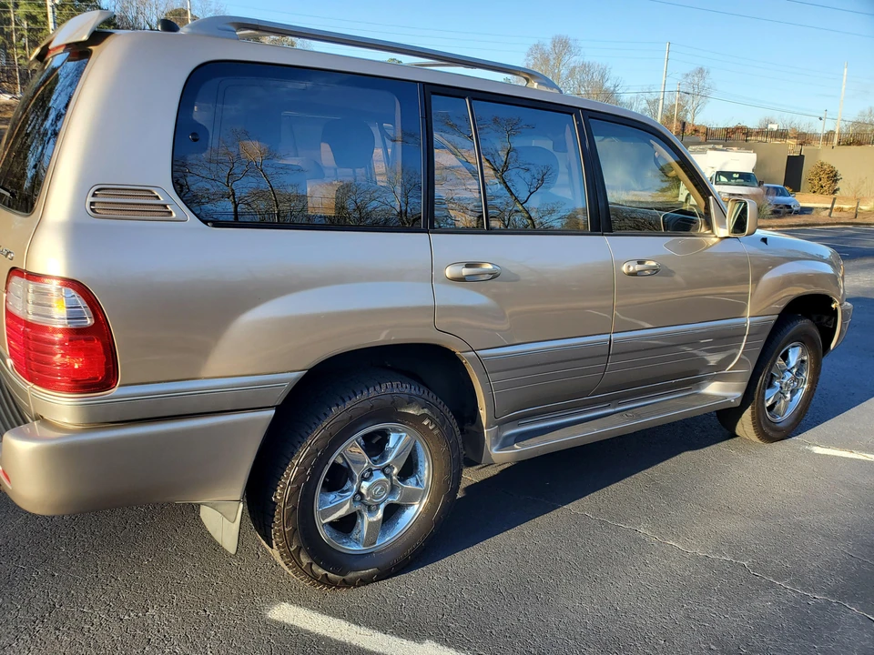2001 Lexus LX 2nd Gen - Image 16 of 31
