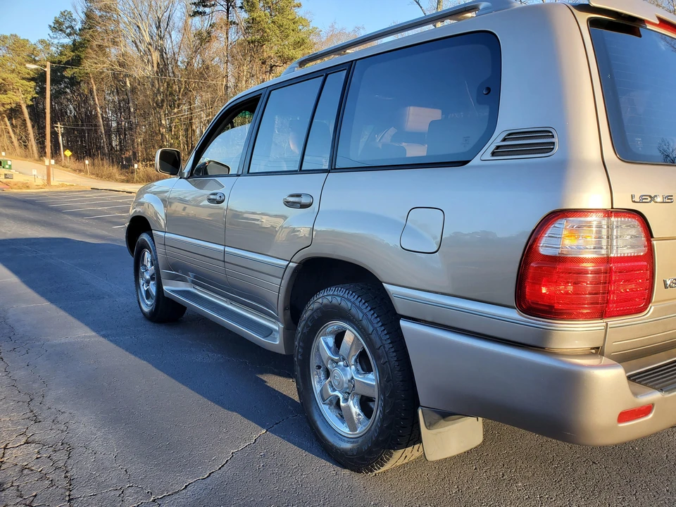 2001 Lexus LX 2nd Gen - Image 30 of 31
