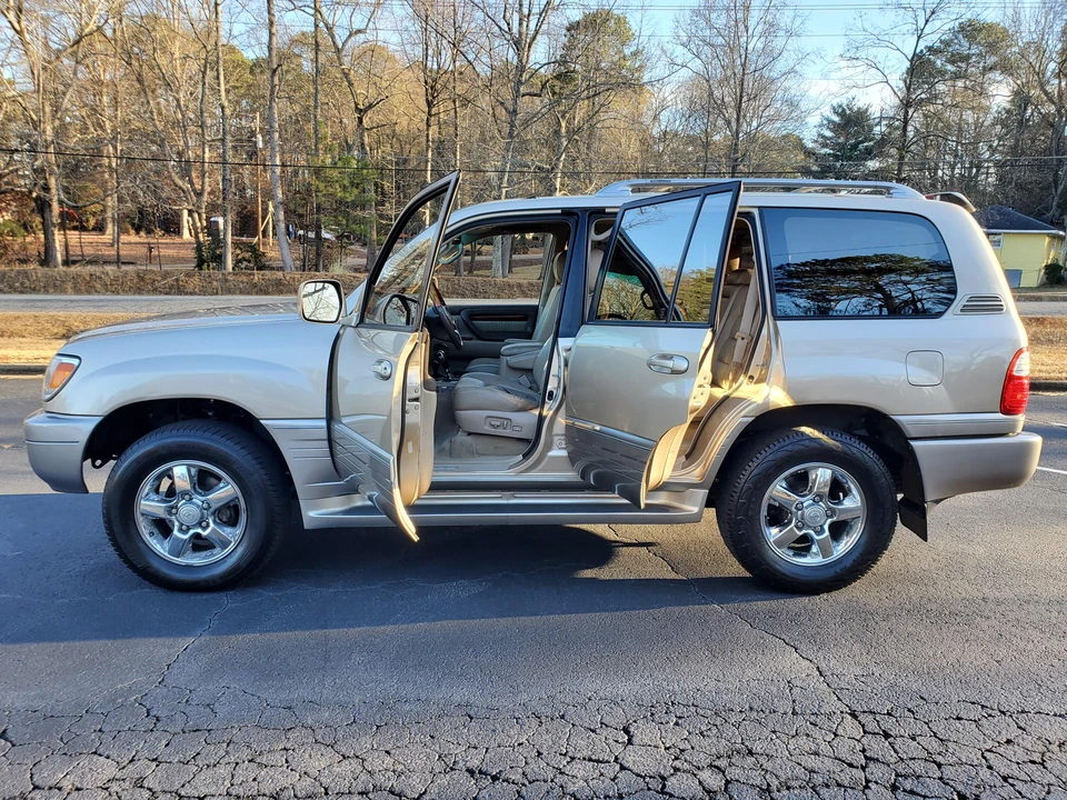 2001 Lexus LX 2nd Gen - Image 11 of 31