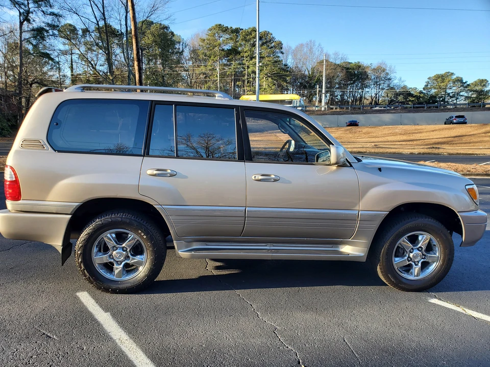 2001 Lexus LX 2nd Gen - Image 18 of 31