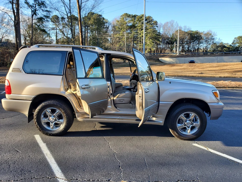 2001 Lexus LX 2nd Gen - Image 21 of 31