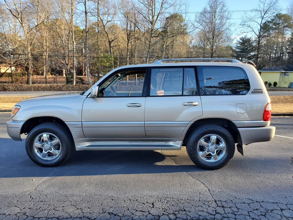 2001 Lexus LX 2nd Gen - Image 10 of 31