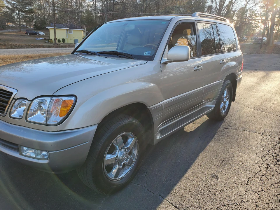 2001 Lexus LX 2nd Gen - Image 28 of 31