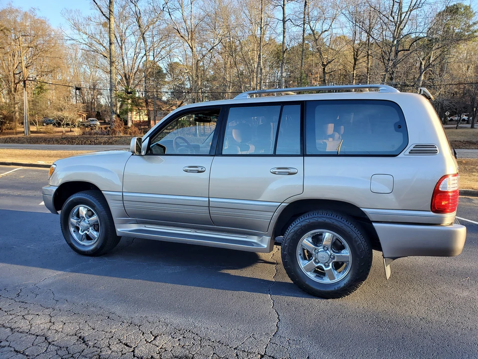 2001 Lexus LX 2nd Gen - Image 12 of 31