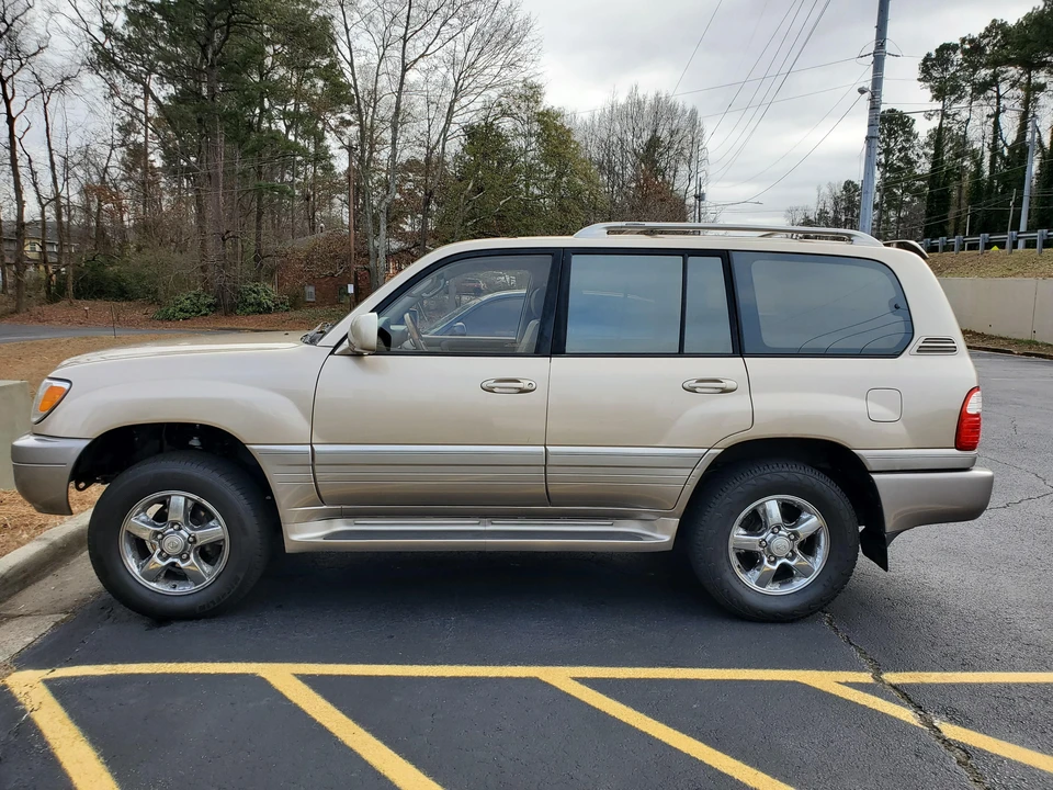 2001 Lexus LX 2nd Gen - Image 9 of 31